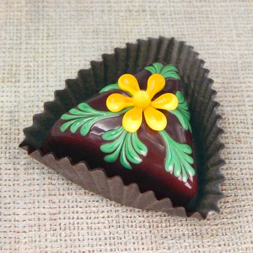 Click to view detail for HG-159 Choc Triangle Treat with Lemon/Mango Flower $50